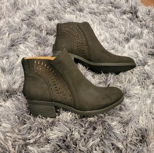 New Qupid cut out ankle bootie size 7